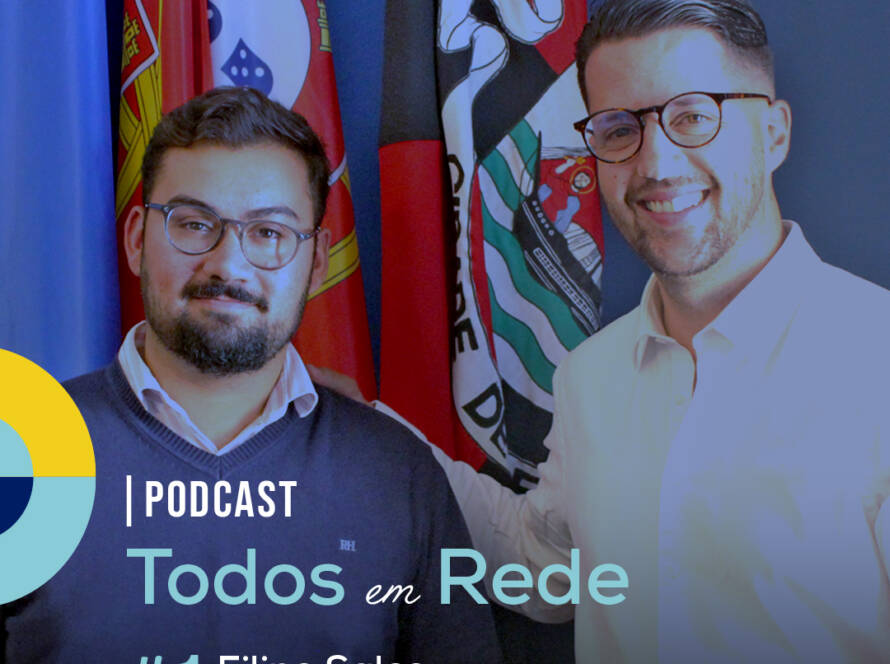 Christian Silva e Filipe Sales posam, lado a lado, para a imagem de divulgação do primeiro episódio do podcast "Todos em Rede". Projeto financiado pelo Instituto para os Direitos das Pessoas com Deficiência. Logo da Cercipeniche.
