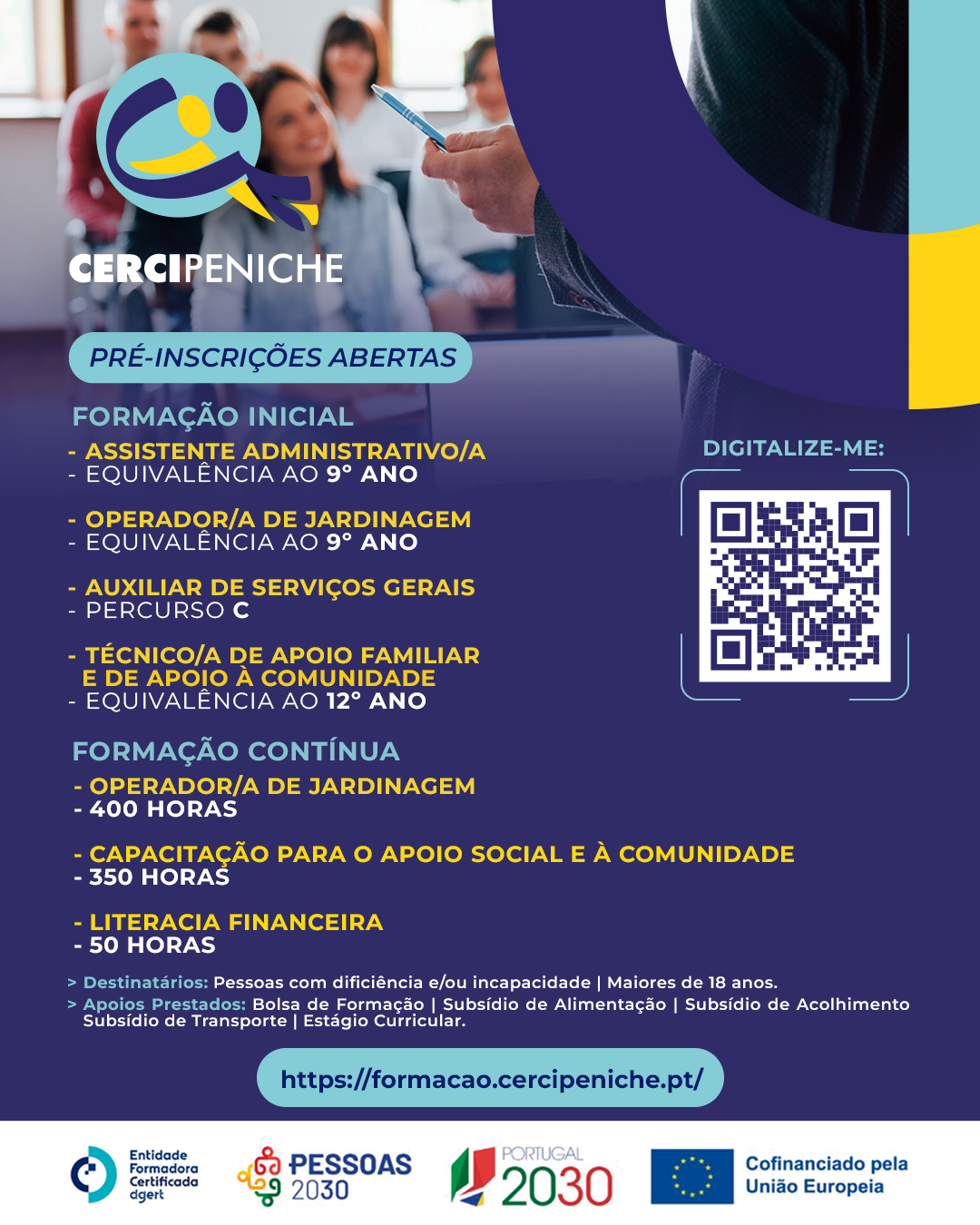 Imagem com fundo azul e uma foto com pessoas numa sala de aula de fundo com o logótipo da Cercipeniche no topo. Apresenta a informação sobre as pré-inscrições nos Cursos de Formação Profissional da Cercipeniche, com destaque para a oferta formativa disponível: Operador/a de Jardinagem, Assistente Administrativo/a, Auxiliar de Serviços Gerais e Técnico/a de Apoio Familiar e de Apoio à Comunidade.