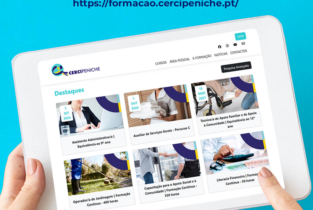 No topo da imagem destaca-se a mensagem “Pré-inscrições Abertas” e o endereço da plataforma de formação. Ao centro, uma pessoa segura um tablet onde é visível a página da oferta formativa da Cercipeniche, com diferentes cursos disponíveis para consulta e inscrição. O fundo é azul-turquesa e a composição utiliza as cores e elementos gráficos da identidade visual da Cercipeniche.