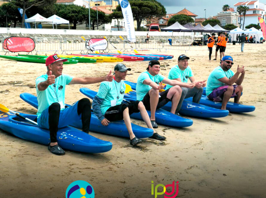 Pessoas apoiadas pela Cercipeniche num momento de colaboração e alegria durante a prova de canoagem. Logo da Cercipeniche e do IPDJ.
