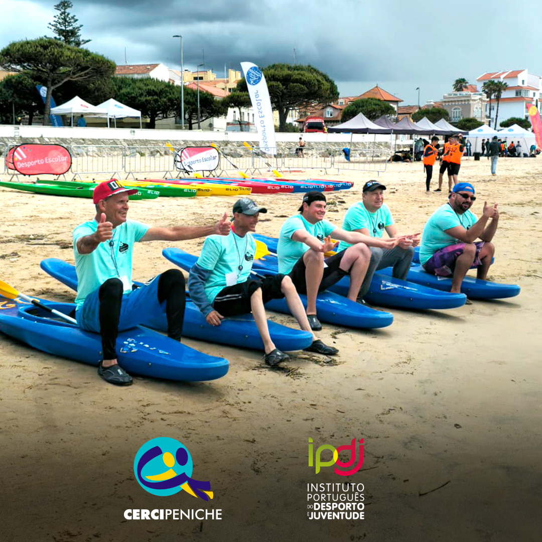 Pessoas apoiadas pela Cercipeniche num momento de colaboração e alegria durante a prova de canoagem. Logo da Cercipeniche e do IPDJ.