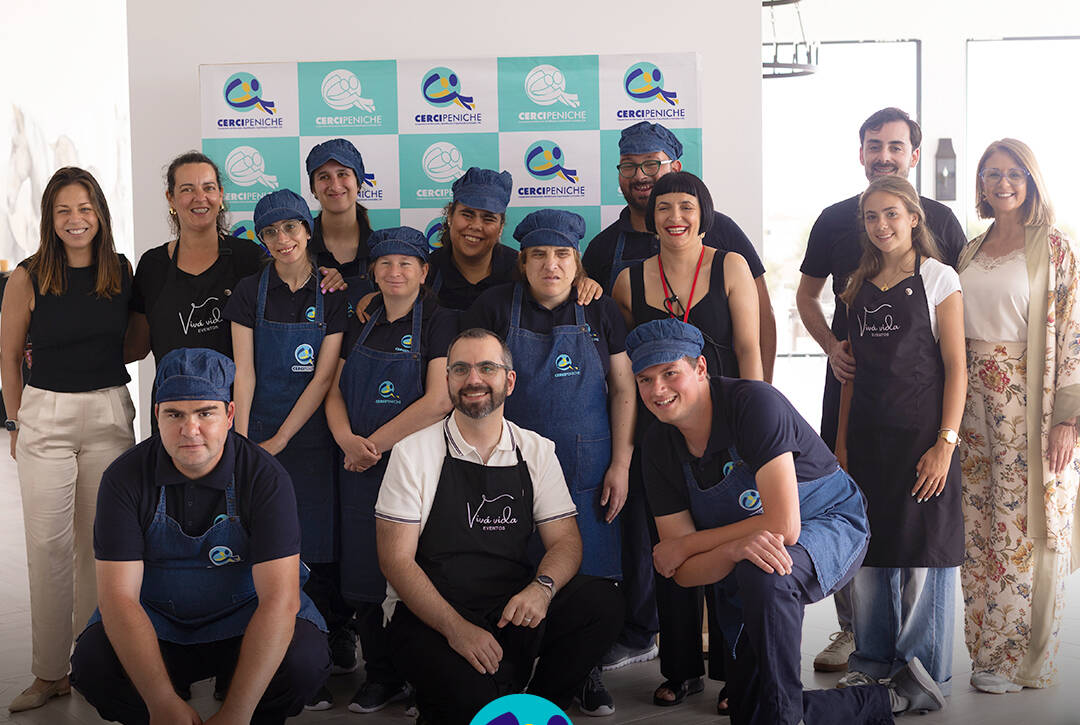 Foto de grupo com as pessoas apoiadas que colaboraram no serviço de catering do Sunset Pirilampo Mágico, com o acompanhamento e apoio da equipa da Vivá Vida Eventos. Logo da Cercipeniche.