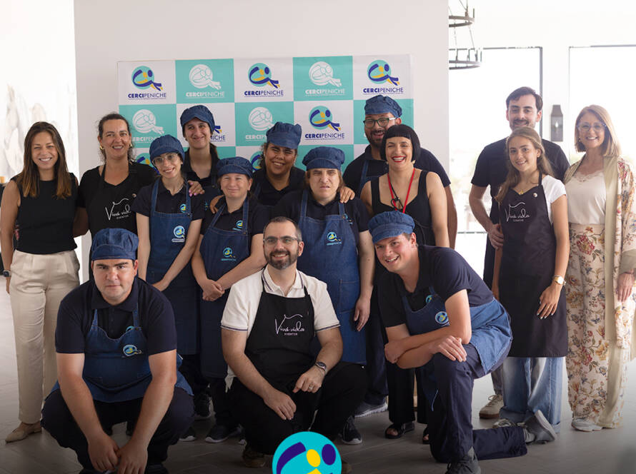 Foto de grupo com as pessoas apoiadas que colaboraram no serviço de catering do Sunset Pirilampo Mágico, com o acompanhamento e apoio da equipa da Vivá Vida Eventos. Logo da Cercipeniche.