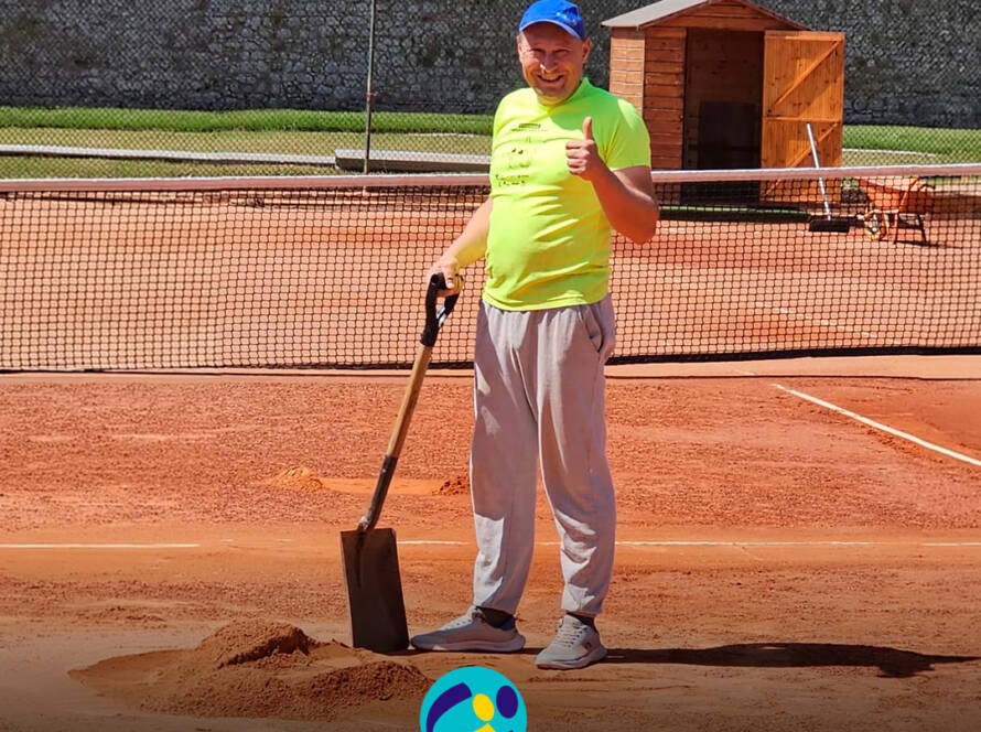 Anatoliy durante a sua Atividade Socialmente Útil no Clube de Ténis de Peniche, assinalando com entusiasmo esta nova etapa. Logo da Cercipeniche.