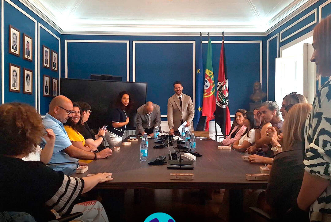 Representantes de diferentes entidades reunidos para a assinatura do Protocolo do Plano Nacional das Artes, reforçando a colaboração entre instituições do concelho. Logótipo da Cercipeniche.