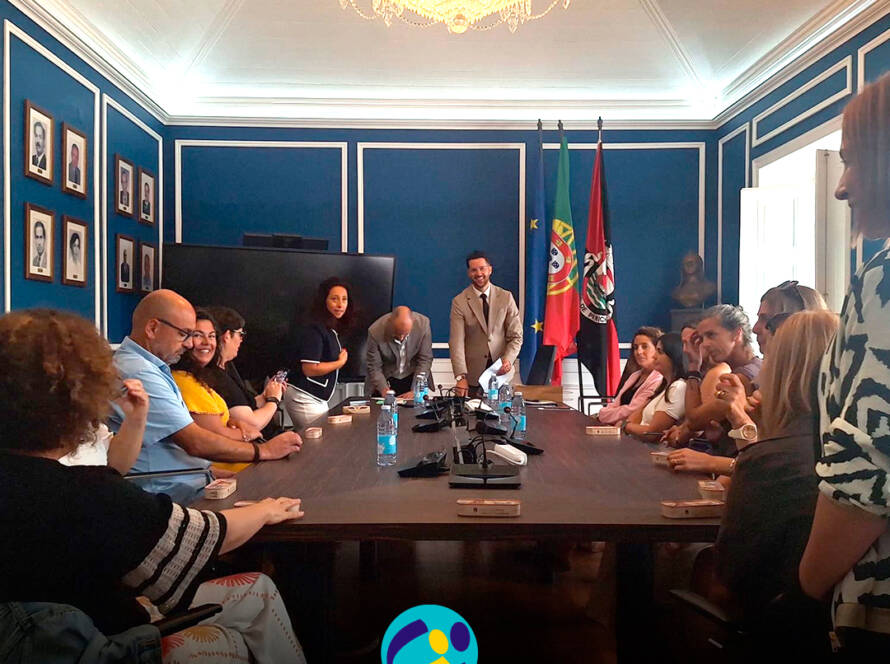 Representantes de diferentes entidades reunidos para a assinatura do Protocolo do Plano Nacional das Artes, reforçando a colaboração entre instituições do concelho. Logótipo da Cercipeniche.