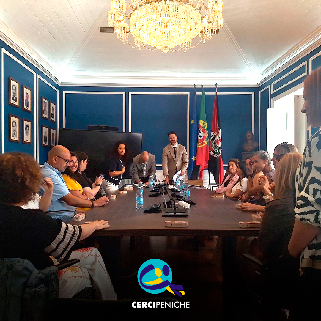 Representantes de diferentes entidades reunidos para a assinatura do Protocolo do Plano Nacional das Artes, reforçando a colaboração entre instituições do concelho. Logótipo da Cercipeniche.