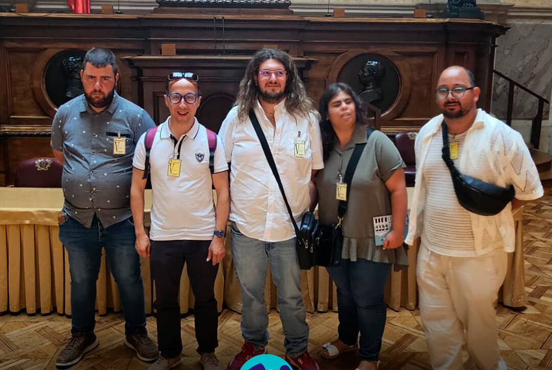 Os nosso jovens no Parlamento durante a visita à Assembleia da República. Logo da Cercipeniche.