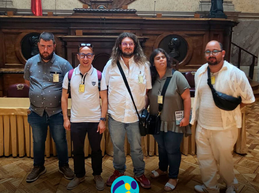 Os nosso jovens no Parlamento durante a visita à Assembleia da República. Logo da Cercipeniche.
