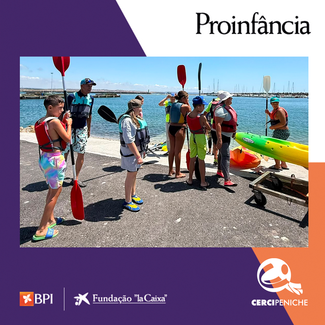 Crianças e pessoas apoiadas pela Cercipeniche participam juntas numa atividade de canoagem. Logo da Cercipeniche.