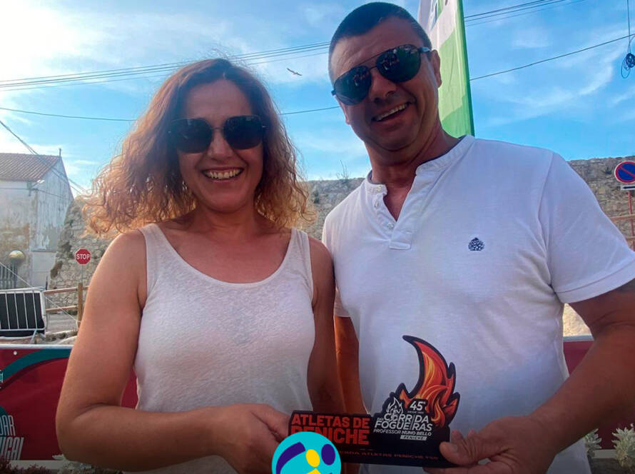 Alberto e Rosário seguram o troféu conquistado na Corrida das Fogueiras. Logo da Cercipeniche.