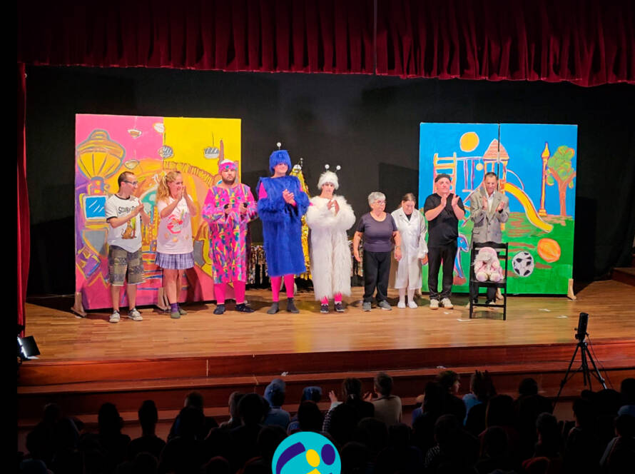 No final do espetáculo, o elenco reúne-se em palco para agradecer o caloroso aplauso do público. Logo da Cercipeniche.