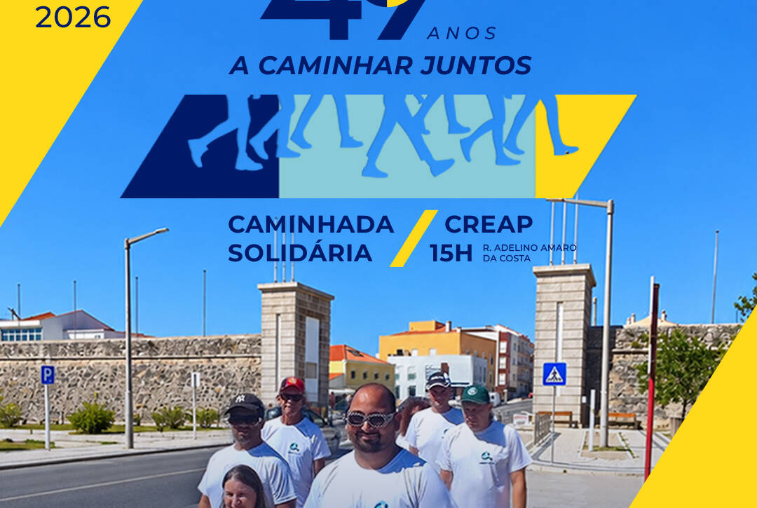 Cartaz da Caminhada Solidária comemorativa dos 49 anos da Cercipeniche, em tons de azul e amarelo. Ao centro, destaca-se o número “49”, acompanhado pelas palavras “anos – A caminhar juntos”. Na parte inferior, uma fotografia mostra um grupo de pessoas apoiadas pela Cercipeniche a caminhar, usando t-shirts brancas. O cartaz informa que a Caminhada Solidária se realiza no dia 24 de outubro de 2026, às 15h, com partida e chegada no CREAP, na Rua Adelino Amaro da Costa. No canto inferior direito encontra-se um código QR com a indicação “Inscreva-se aqui”, os símbolos do Facebook e Instagram e o endereço do site www.cercipeniche.pt. No canto superior direito aparece o logótipo da Cercipeniche.
