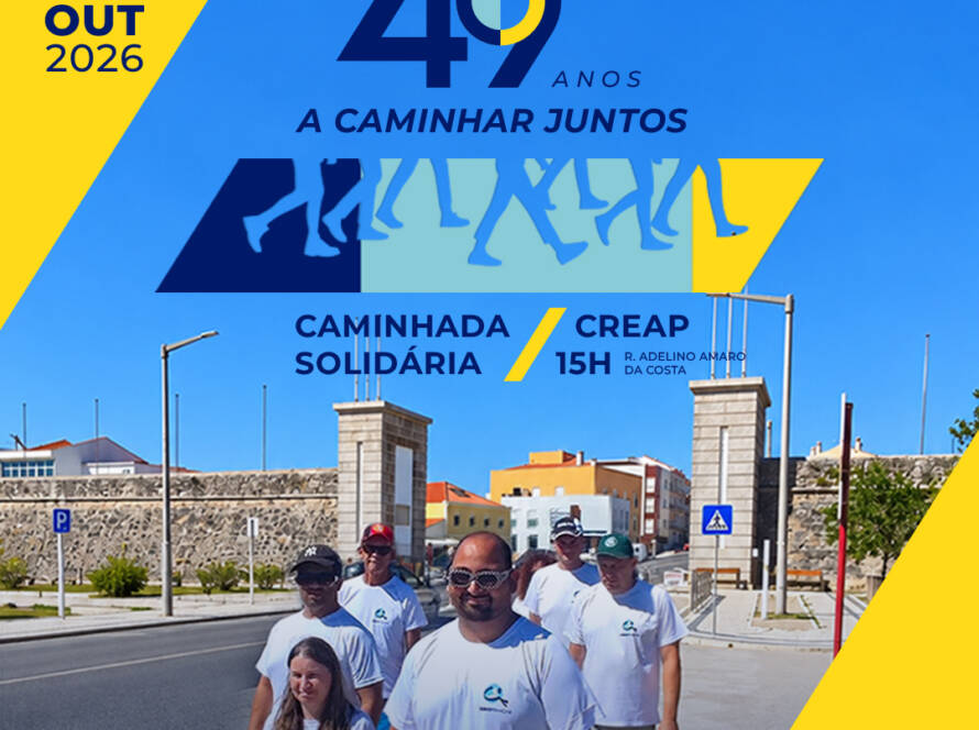 Cartaz da Caminhada Solidária comemorativa dos 49 anos da Cercipeniche, em tons de azul e amarelo. Ao centro, destaca-se o número “49”, acompanhado pelas palavras “anos – A caminhar juntos”. Na parte inferior, uma fotografia mostra um grupo de pessoas apoiadas pela Cercipeniche a caminhar, usando t-shirts brancas. O cartaz informa que a Caminhada Solidária se realiza no dia 24 de outubro de 2026, às 15h, com partida e chegada no CREAP, na Rua Adelino Amaro da Costa. No canto inferior direito encontra-se um código QR com a indicação “Inscreva-se aqui”, os símbolos do Facebook e Instagram e o endereço do site www.cercipeniche.pt. No canto superior direito aparece o logótipo da Cercipeniche.
