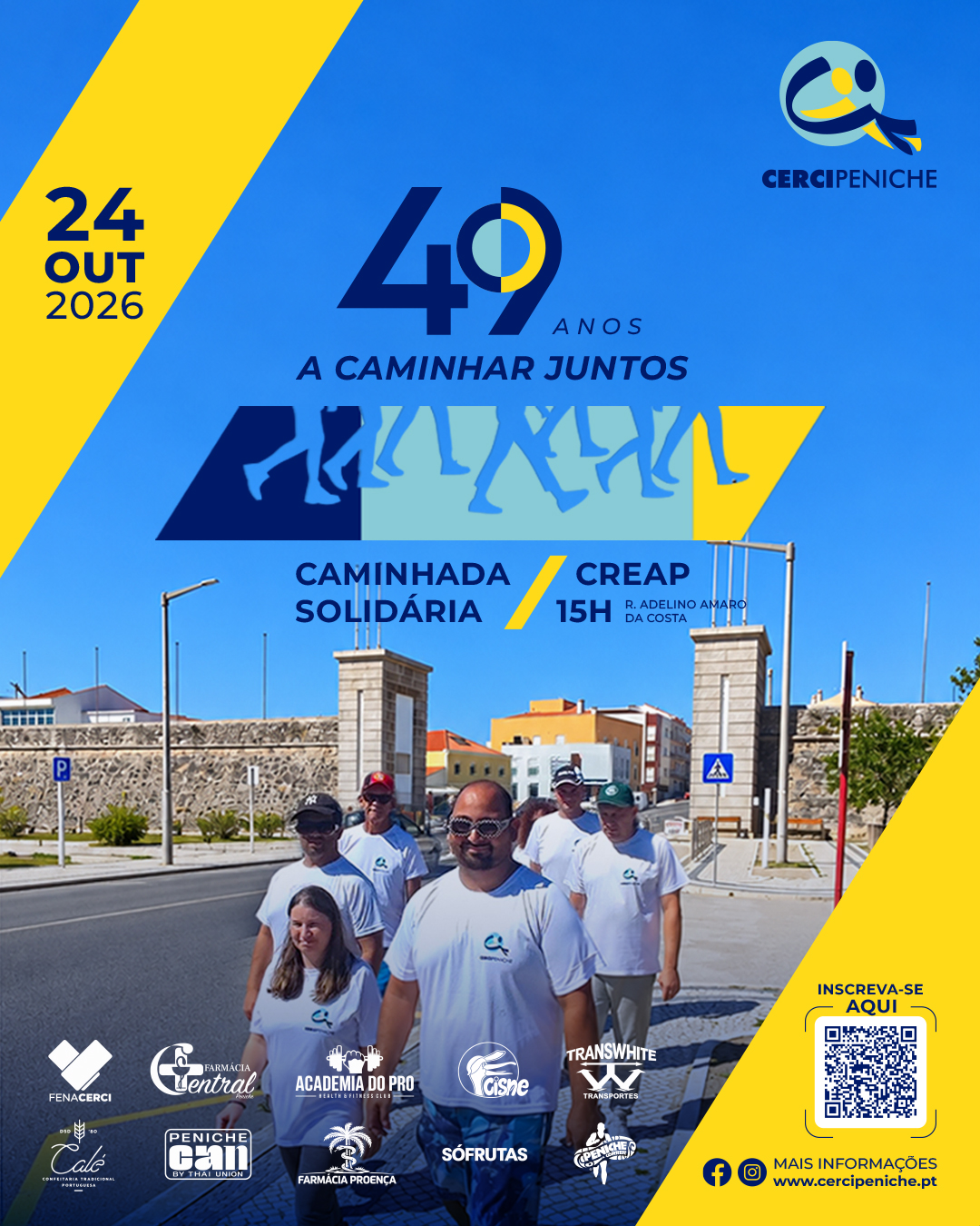 Cartaz da Caminhada Solidária comemorativa dos 49 anos da Cercipeniche, em tons de azul e amarelo. Ao centro, destaca-se o número “49”, acompanhado pelas palavras “anos – A caminhar juntos”. Na parte inferior, uma fotografia mostra um grupo de pessoas apoiadas pela Cercipeniche a caminhar, usando t-shirts brancas. O cartaz informa que a Caminhada Solidária se realiza no dia 24 de outubro de 2026, às 15h, com partida e chegada no CREAP, na Rua Adelino Amaro da Costa. No canto inferior direito encontra-se um código QR com a indicação “Inscreva-se aqui”, os símbolos do Facebook e Instagram e o endereço do site www.cercipeniche.pt. No canto superior direito aparece o logótipo da Cercipeniche.