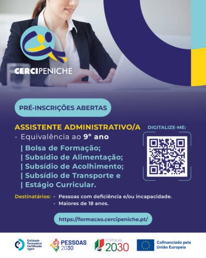 Cartaz de divulgação da formação de Assistente Administrativo/a da Cercipeniche. Na parte superior, vê-se uma pessoa sentada a uma secretária, num contexto de trabalho administrativo. Sobre a imagem estão o logótipo da Cercipeniche e elementos gráficos nas cores azul, amarelo e azul-turquesa. Abaixo, sobre fundo azul-escuro, estão indicadas as informações da formação, os apoios disponíveis, os destinatários e um código QR para pré-inscrição. Na parte inferior encontram-se os logótipos da entidade formadora certificada DGERT, Pessoas 2030, Portugal 2030 e União Europeia. O cartaz indica que a formação tem equivalência ao 9.º ano.