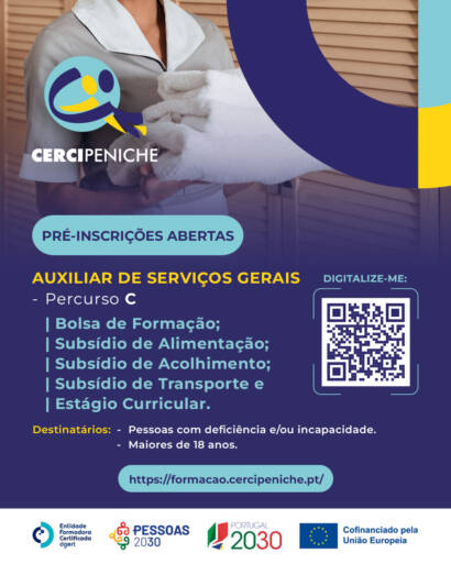 Cartaz de divulgação da formação de Auxiliar de Serviços Gerais da Cercipeniche. Na parte superior, vê-se uma pessoa a transportar toalhas dobradas, num contexto associado a serviços de apoio e manutenção. Sobre a imagem estão o logótipo da Cercipeniche e elementos gráficos nas cores azul, amarelo e azul-turquesa. Abaixo, sobre fundo azul-escuro, estão indicadas as informações da formação, os apoios disponíveis, os destinatários e um código QR para pré-inscrição. Na parte inferior encontram-se os logótipos da entidade formadora certificada DGERT, Pessoas 2030, Portugal 2030 e União Europeia. O cartaz identifica a formação como Percurso C.