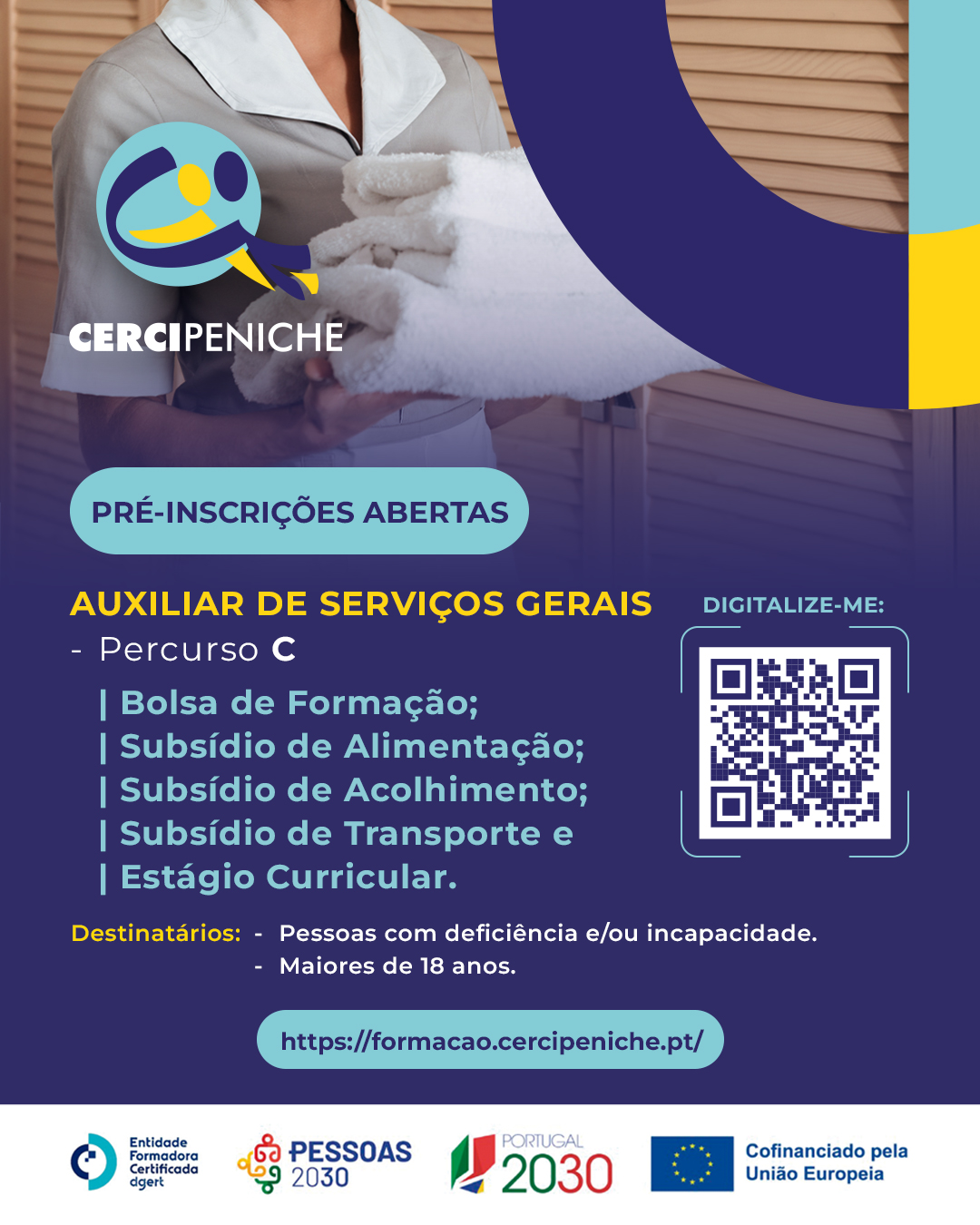 Cartaz de divulgação da formação de Auxiliar de Serviços Gerais da Cercipeniche. Na parte superior, vê-se uma pessoa a transportar toalhas dobradas, num contexto associado a serviços de apoio e manutenção. Sobre a imagem estão o logótipo da Cercipeniche e elementos gráficos nas cores azul, amarelo e azul-turquesa. Abaixo, sobre fundo azul-escuro, estão indicadas as informações da formação, os apoios disponíveis, os destinatários e um código QR para pré-inscrição. Na parte inferior encontram-se os logótipos da entidade formadora certificada DGERT, Pessoas 2030, Portugal 2030 e União Europeia. O cartaz identifica a formação como Percurso C.