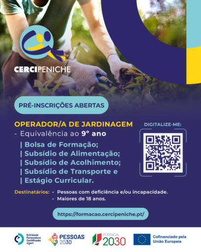 Cartaz de divulgação da formação de Operador/a de Jardinagem da Cercipeniche. Na parte superior, vê-se uma pessoa a trabalhar na jardinagem, com luvas e ferramentas, rodeada de plantas. Sobre a imagem estão o logótipo da Cercipeniche e elementos gráficos nas cores azul, amarelo e azul-turquesa. Abaixo, sobre fundo azul-escuro, estão indicadas as informações da formação, os apoios disponíveis, os destinatários e um código QR para pré-inscrição. Na parte inferior encontram-se os logótipos da entidade formadora certificada DGERT, Pessoas 2030, Portugal 2030 e União Europeia. O cartaz indica que a formação tem equivalência ao 9.º ano.