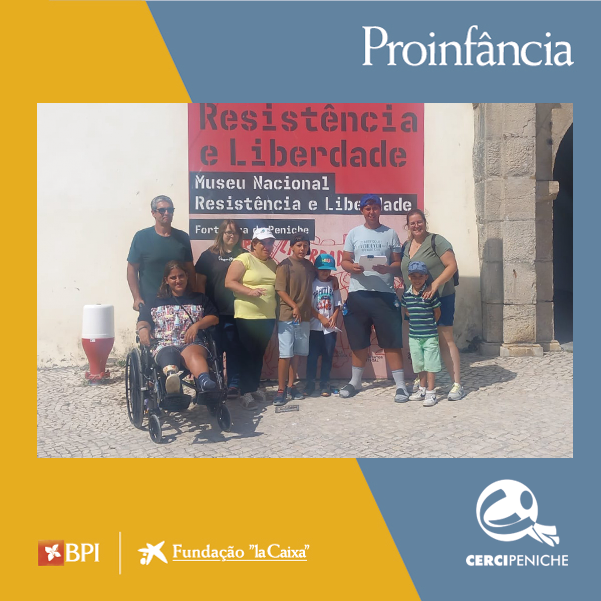 Um grupo de crianças, pessoas apoiadas pela Cercipeniche e adultos posa para uma fotografia de grupo junto à entrada do Museu Nacional Resistência e Liberdade – Fortaleza de Peniche. Uma das pessoas está numa cadeira de rodas. Atrás do grupo encontra-se um grande painel vermelho e preto com as palavras “Resistência e Liberdade” e a identificação do Museu Nacional Resistência e Liberdade – Fortaleza de Peniche. A imagem tem uma moldura gráfica amarela e azul. Na parte superior aparece a palavra “Proinfância”. Na parte inferior aparecem os logótipos do BPI, da Fundação “la Caixa” e da Cercipeniche.