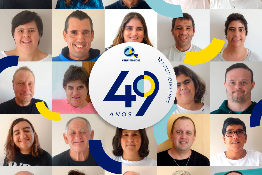 Imagem comemorativa dos 49 anos da Cercipeniche, composta por um mosaico de 25 fotografias de pessoas apoiadas, distribuídas por cinco filas. Ao centro, destaca-se um círculo branco com o número 49, a palavra «ANOS», o logótipo da Cercipeniche e a data «12 | OUTUBRO | 1977». A composição inclui elementos gráficos curvos em azul-escuro, amarelo e azul-claro, cores da identidade visual da instituição. As fotografias mostram pessoas de diferentes idades, maioritariamente sorridentes, transmitindo um sentimento de união, diversidade e pertença.