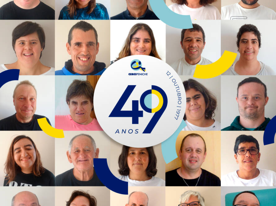 Imagem comemorativa dos 49 anos da Cercipeniche, composta por um mosaico de 25 fotografias de pessoas apoiadas, distribuídas por cinco filas. Ao centro, destaca-se um círculo branco com o número 49, a palavra «ANOS», o logótipo da Cercipeniche e a data «12 | OUTUBRO | 1977». A composição inclui elementos gráficos curvos em azul-escuro, amarelo e azul-claro, cores da identidade visual da instituição. As fotografias mostram pessoas de diferentes idades, maioritariamente sorridentes, transmitindo um sentimento de união, diversidade e pertença.