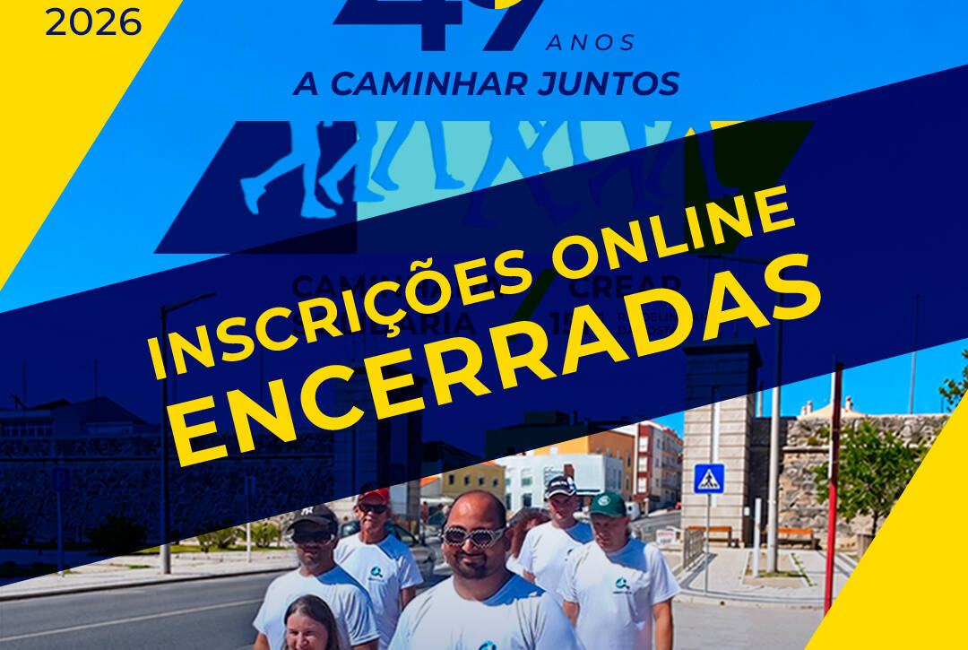 Cartaz comemorativo dos 49 anos da Cercipeniche, com uma fotografia de pessoas apoiadas pela Cercipeniche. Em destaque, a mensagem «Inscrições online encerradas» para a caminhada solidária «A Caminhar Juntos», realizada a 24 de outubro de 2026. O cartaz apresenta ainda o logótipo da Cercipeniche e os logótipos das entidades parceiras e patrocinadoras.