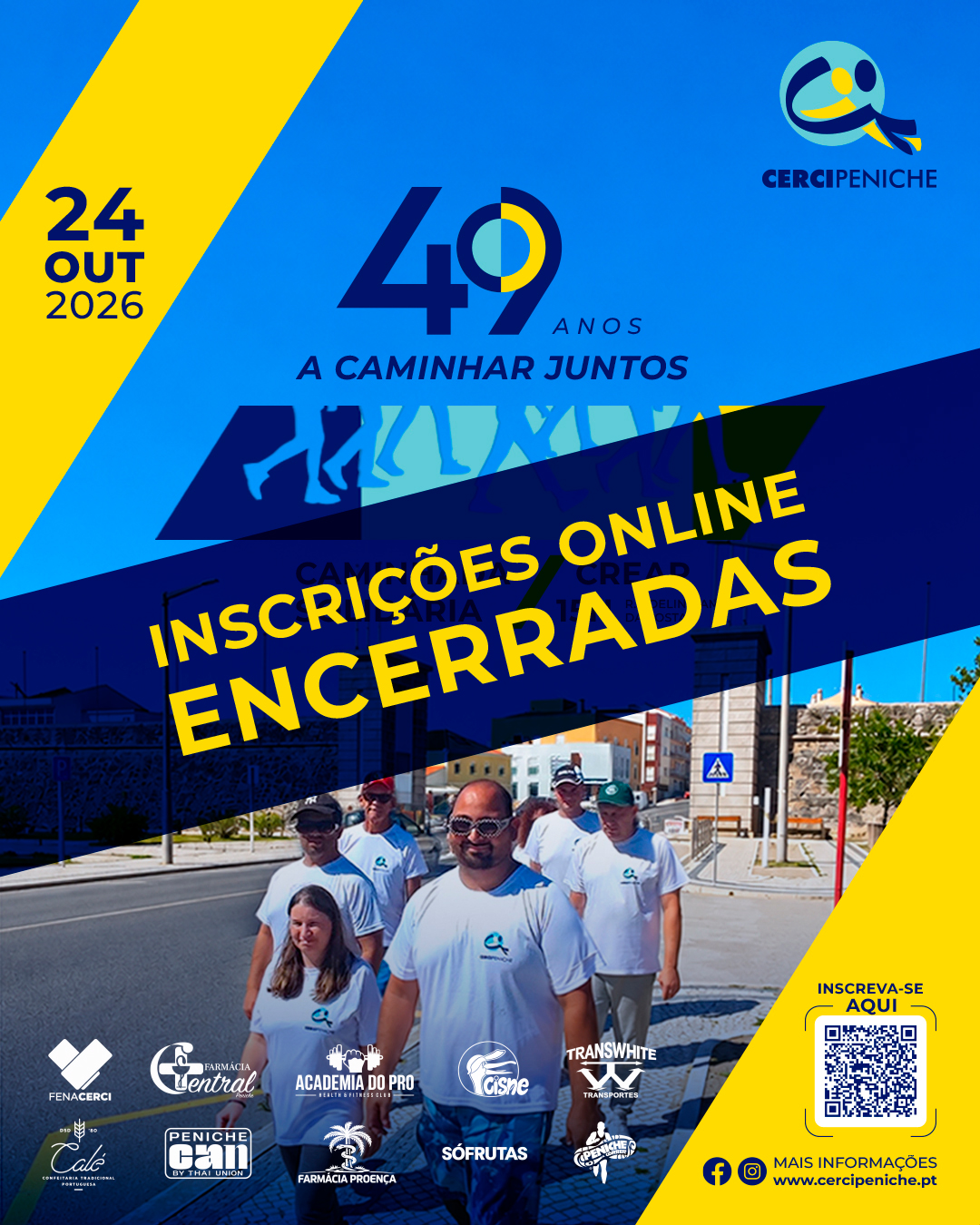 Cartaz comemorativo dos 49 anos da Cercipeniche, com uma fotografia de pessoas apoiadas pela Cercipeniche. Em destaque, a mensagem «Inscrições online encerradas» para a caminhada solidária «A Caminhar Juntos», realizada a 24 de outubro de 2026. O cartaz apresenta ainda o logótipo da Cercipeniche e os logótipos das entidades parceiras e patrocinadoras.