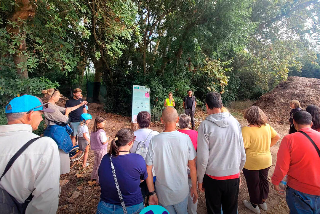 Grupo de participantes no 1.º Festival dos Jardins Abertos, nas Caldas da Rainha, durante uma atividade de sensibilização ambiental sobre a compostagem. Logótipo da Cercipeniche.