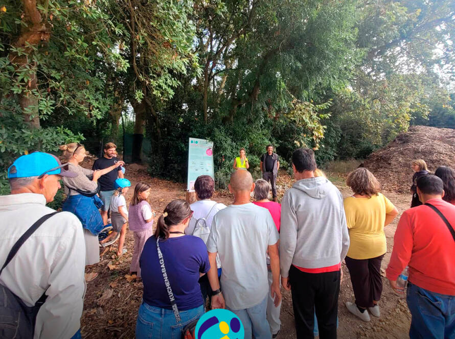 Grupo de participantes no 1.º Festival dos Jardins Abertos, nas Caldas da Rainha, durante uma atividade de sensibilização ambiental sobre a compostagem. Logótipo da Cercipeniche.