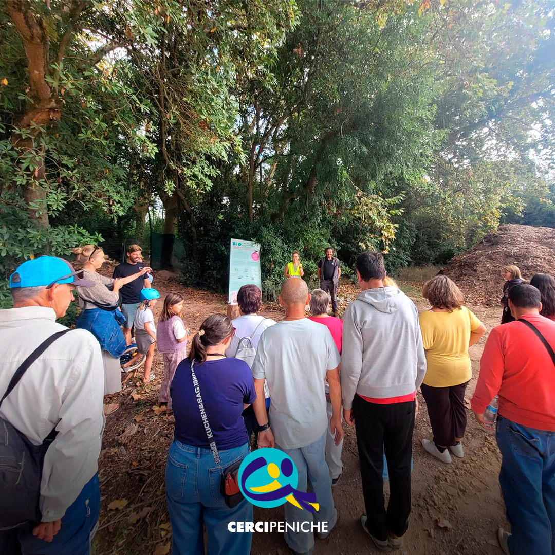 Grupo de participantes no 1.º Festival dos Jardins Abertos, nas Caldas da Rainha, durante uma atividade de sensibilização ambiental sobre a compostagem. Logótipo da Cercipeniche.