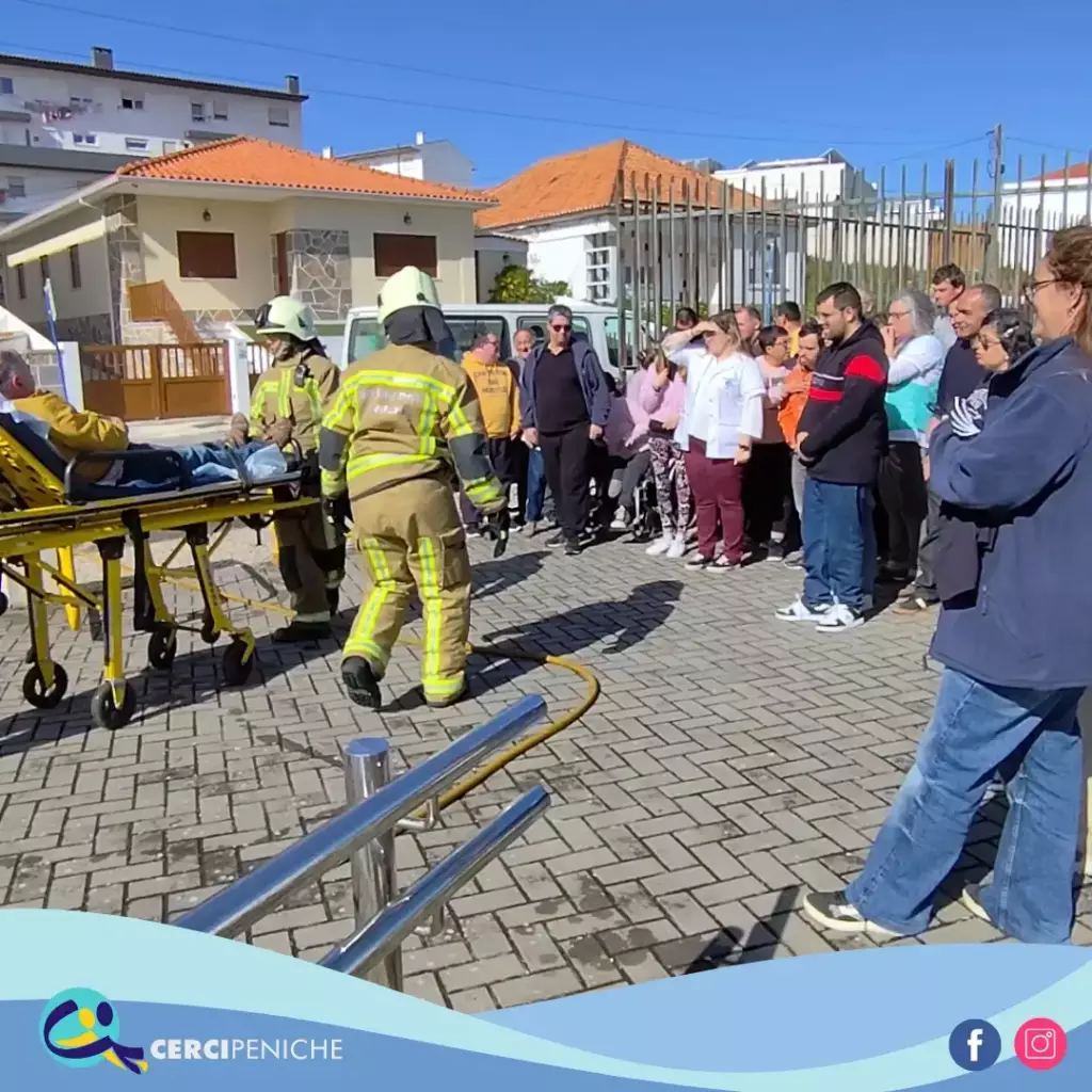 Integrantes da Cercipeniche, com os Bombeiros Voluntários de Peniche, no Simulacro no edifício CERIN