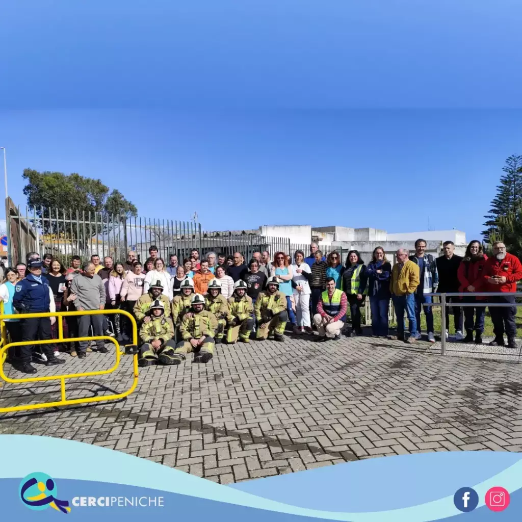 Integrantes da Cercipeniche, com os Bombeiros Voluntários de Peniche e a PSP de Peniche, no Simulacro no edifício CERIN