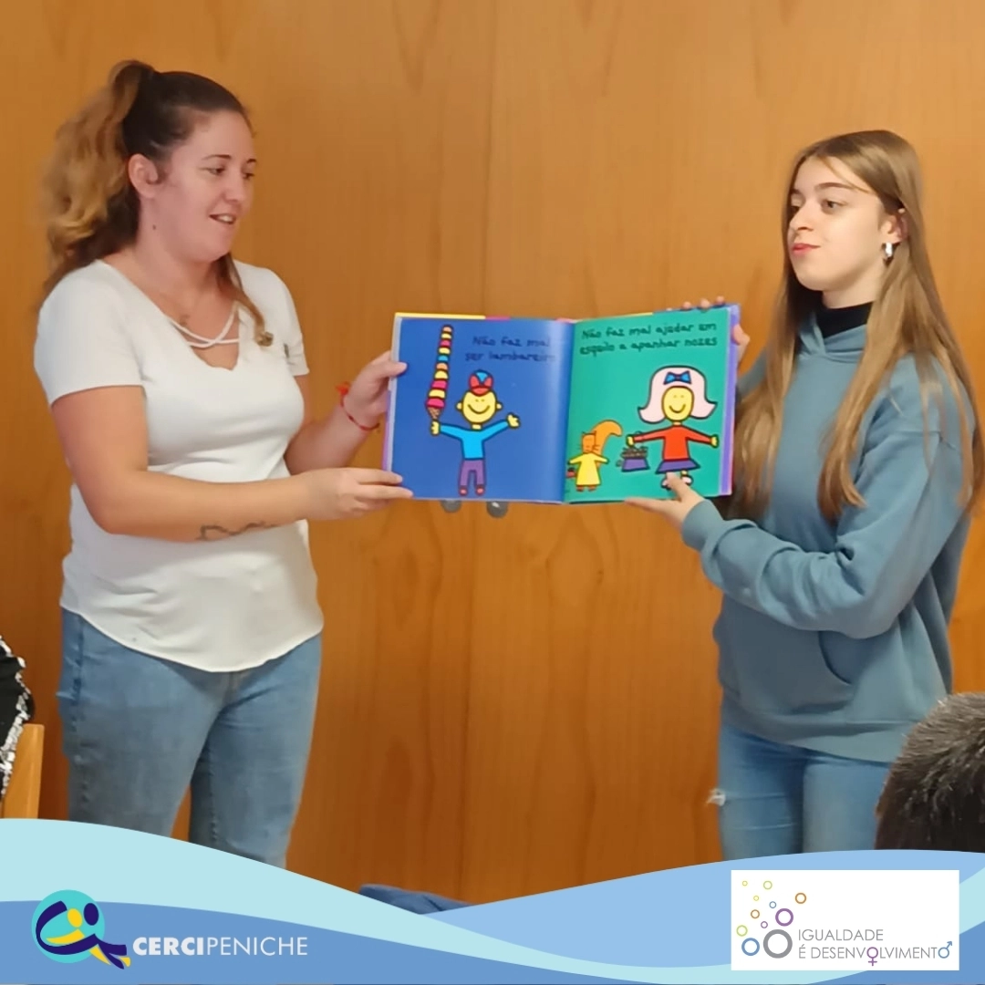 Foto grupo de pessoas apoiadas pela Cercipeniche em atividade do dia municipal da igualdade