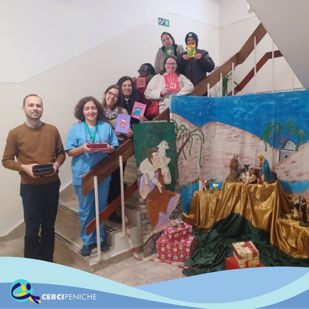 Foto de grupos de pessoas apoiadas pela Cercipeniche junto com calaboradores da Unidade Local de Saúde do Oeste em Peniche.